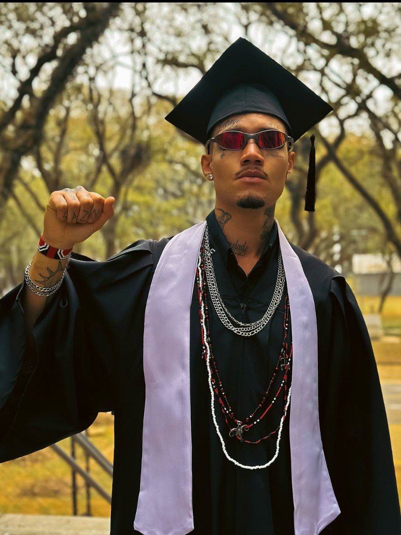 Chavoso da USP em sua formatura no curso de ciências sociais na USP, a foto foi feita pela fotógrafa @vickkalmeida