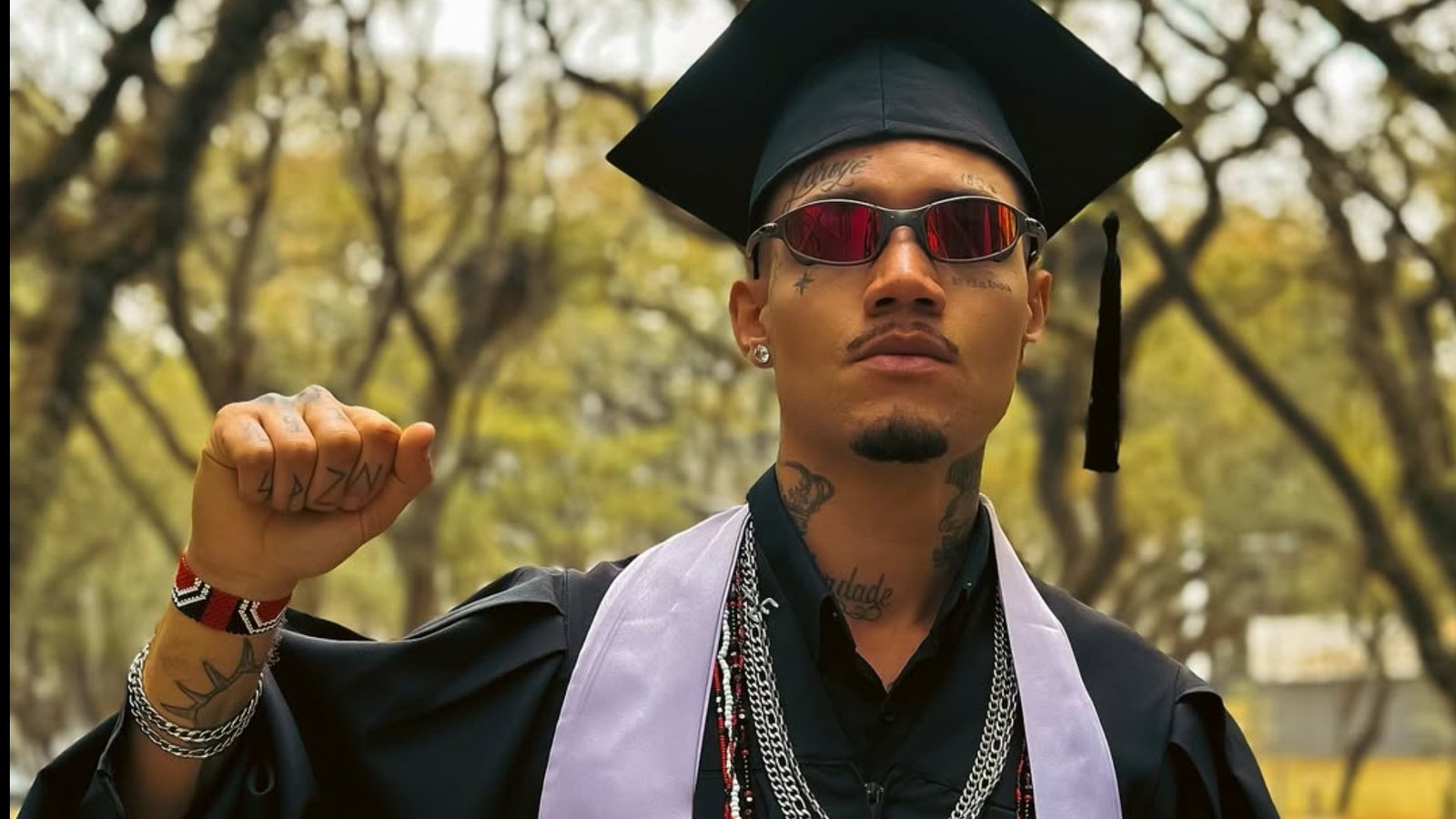 Chavoso da USP em sua formatura no curso de ciências sociais na USP, a foto foi feita pela fotógrafa @vickkalmeida